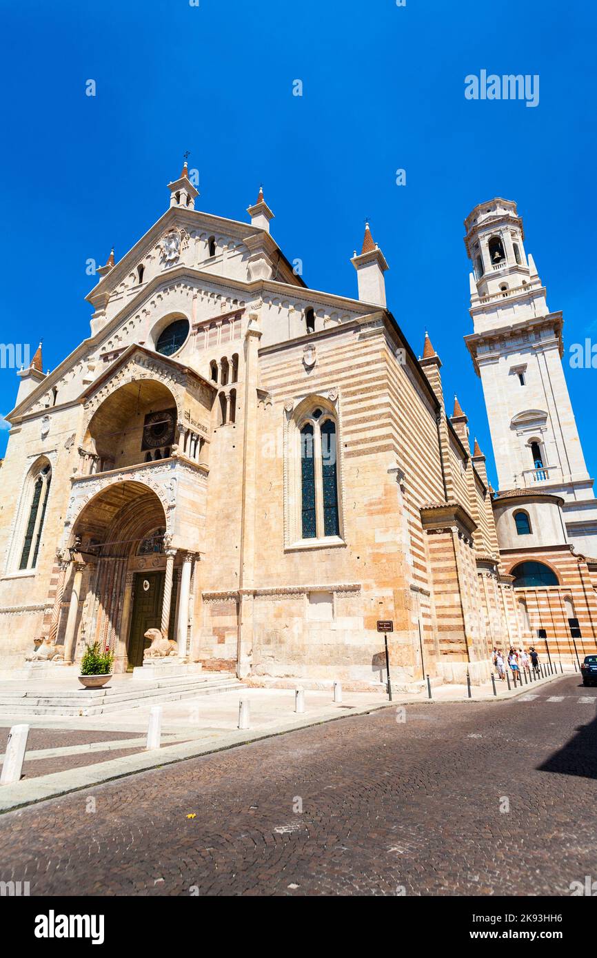 VERONA, ITALIA - AGOSTO 5: Facciata della cattedrale romanica del medioevo il 5 agosto 2009 a Verona. Veroan è la città di Romeo e Julie Foto Stock