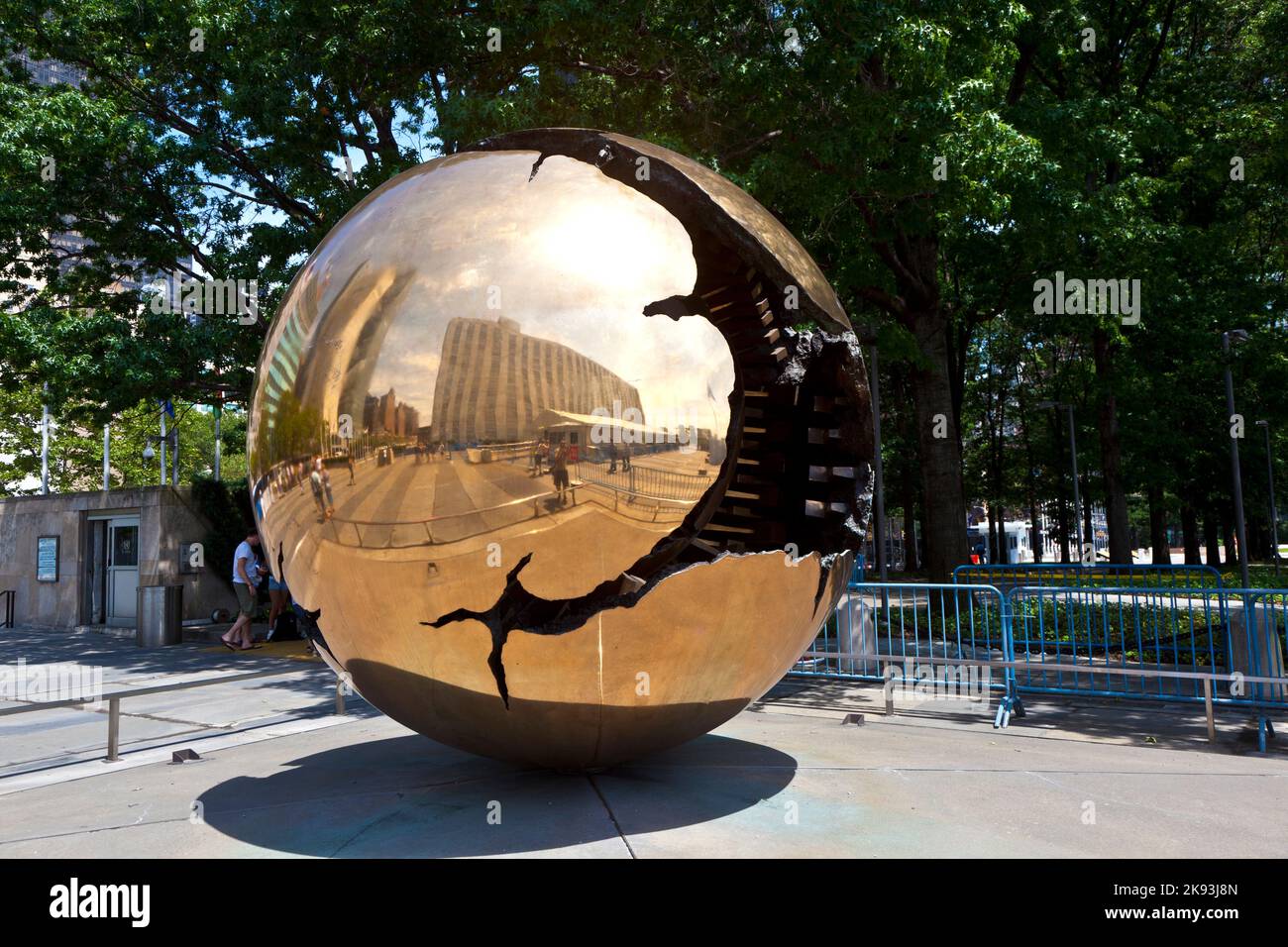 New York, Stati Uniti d'America - 12 luglio 2010: Globo di ferro come pezzo d'arte nel giardino al di fuori della sede ONU a New York City. Foto Stock