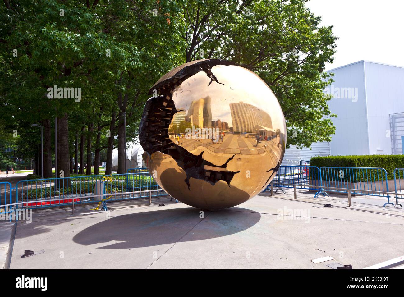 New York, Stati Uniti d'America - 12 luglio 2010: Globo di ferro come pezzo d'arte nel giardino al di fuori della sede ONU a New York City. Foto Stock