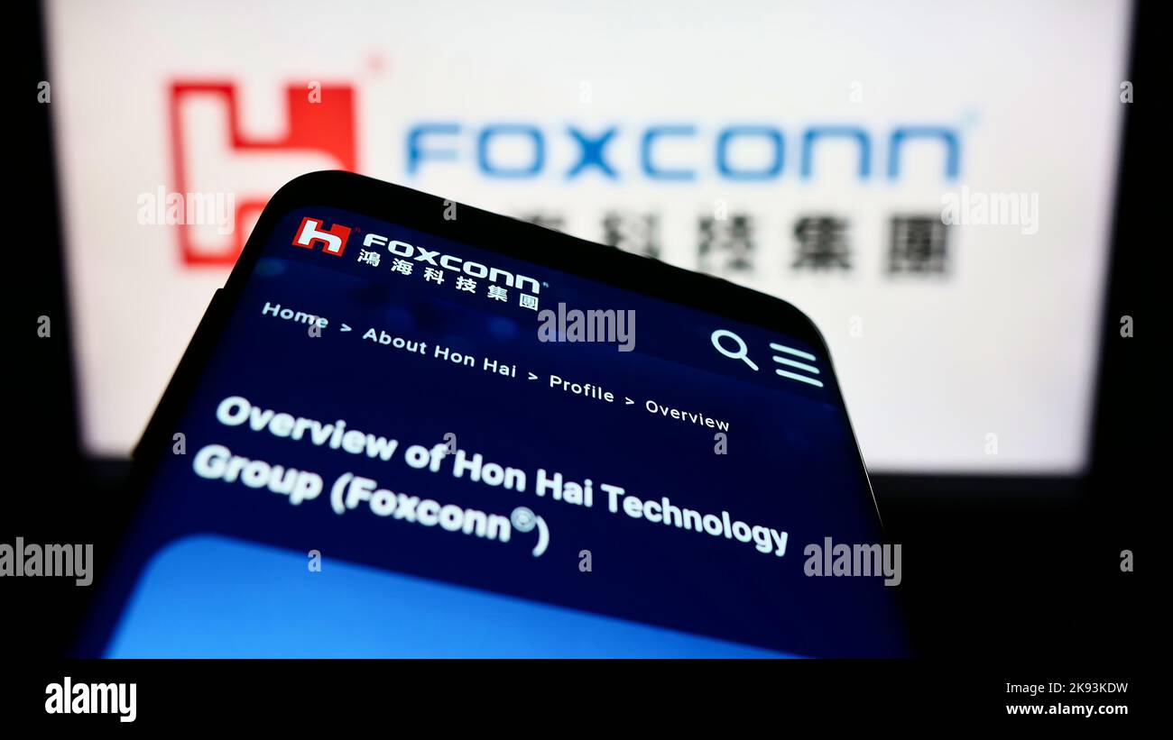 Telefono cellulare con sito web di Hon Hai Precision Industry Co. Ltd. (Foxconn) sullo schermo di fronte al logo. Messa a fuoco in alto a sinistra del display del telefono. Foto Stock