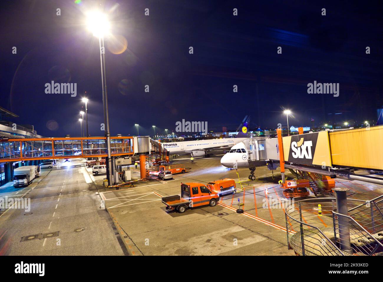 AMBURGO, GERMANIA - GENNAIO 19: L'aereo in arrivo da Francoforte ha un ritardo, ma sarà caricato il più rapidamente possibile per ridurre il ritardo per la ne Foto Stock