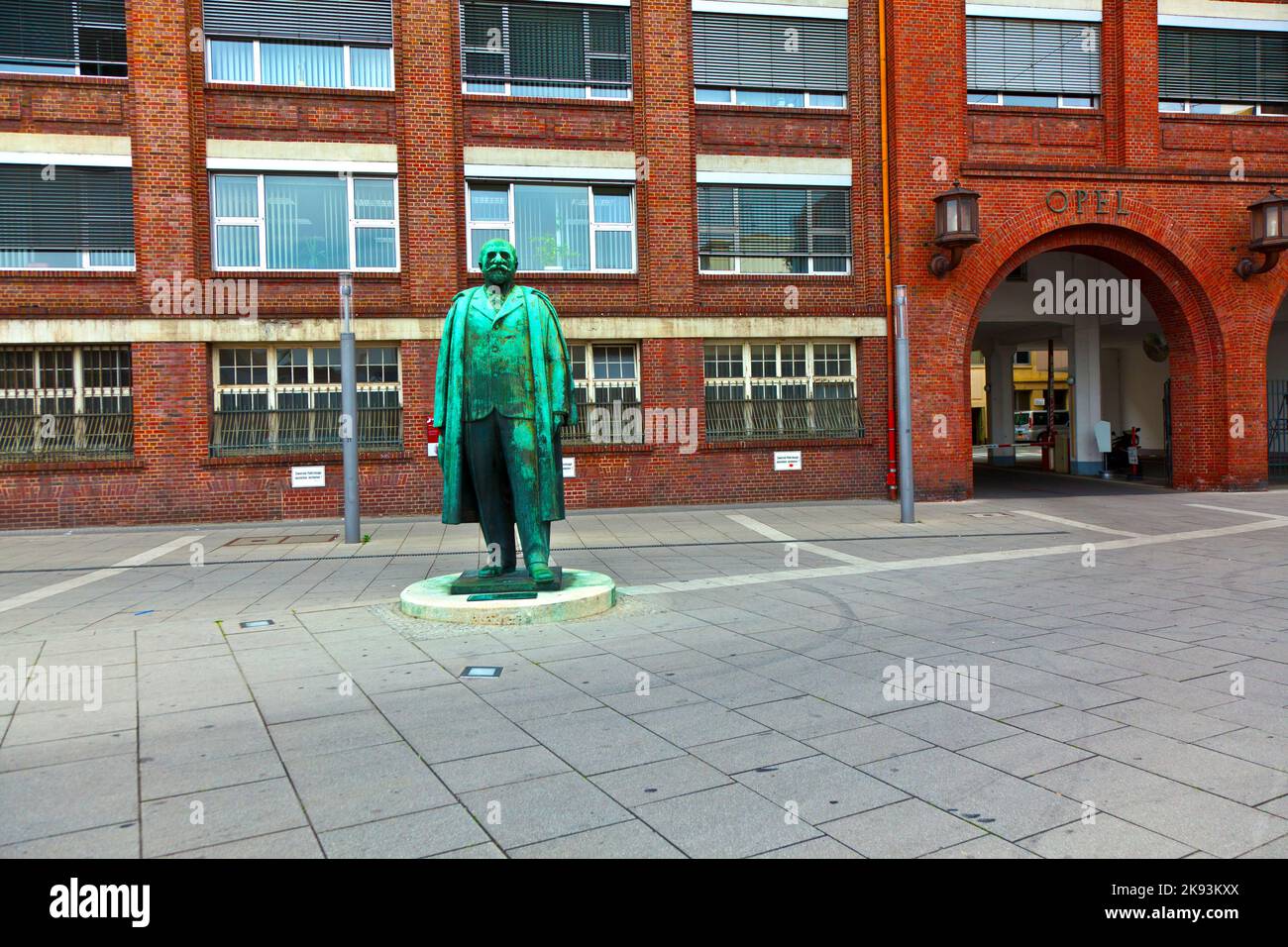 RUESSELSHEIM, GERMANIA - 11 MAGGIO: Statua del fondatore della fabbrica di automobili OPEL - GM - al 11 maggio 1010 a Ruesselsheim, Germania. L'edificio in mattoni era inau Foto Stock
