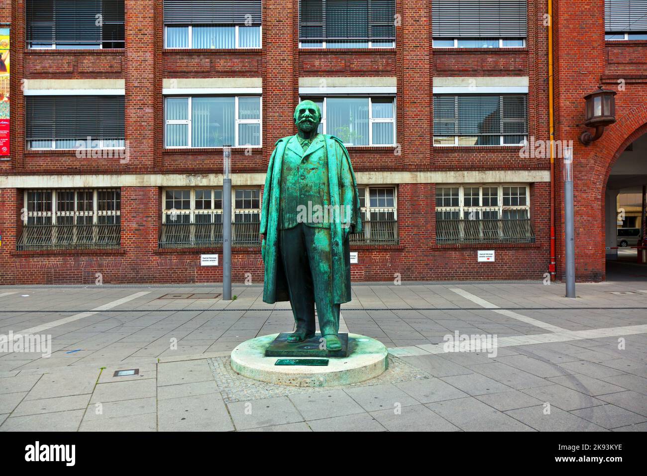RUESSELSHEIM, GERMANIA - 11 MAGGIO: Statua del fondatore della fabbrica di automobili OPEL - GM - al 11 maggio 1010 a Ruesselsheim, Germania. L'edificio in mattoni era inau Foto Stock