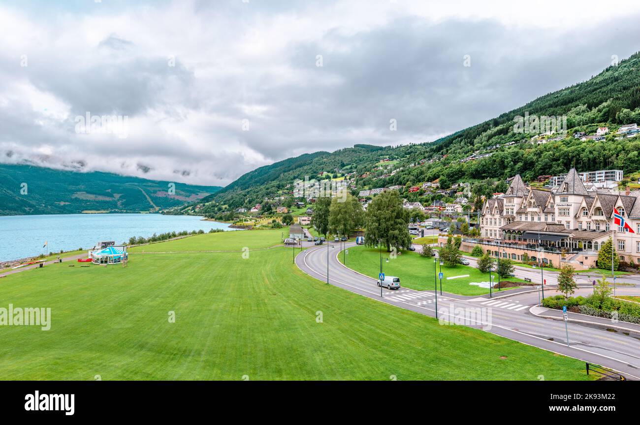 Vossevangen (o Voss) e il lago Vangsvatnet in una giornata nuvolosa in estate. L'iconico Fleischer's Hotel si trova sulla destra. Vestland County, Norvegia. Foto Stock