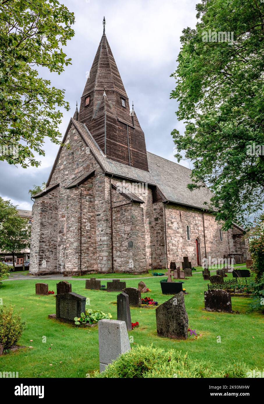 Voss Chiesa nel villaggio di Vossevangen (o Voss), nella contea di Vestland, Norvegia. Questa chiesa grigia in pietra fu costruita nel 1277 su un lungo progetto. Foto Stock