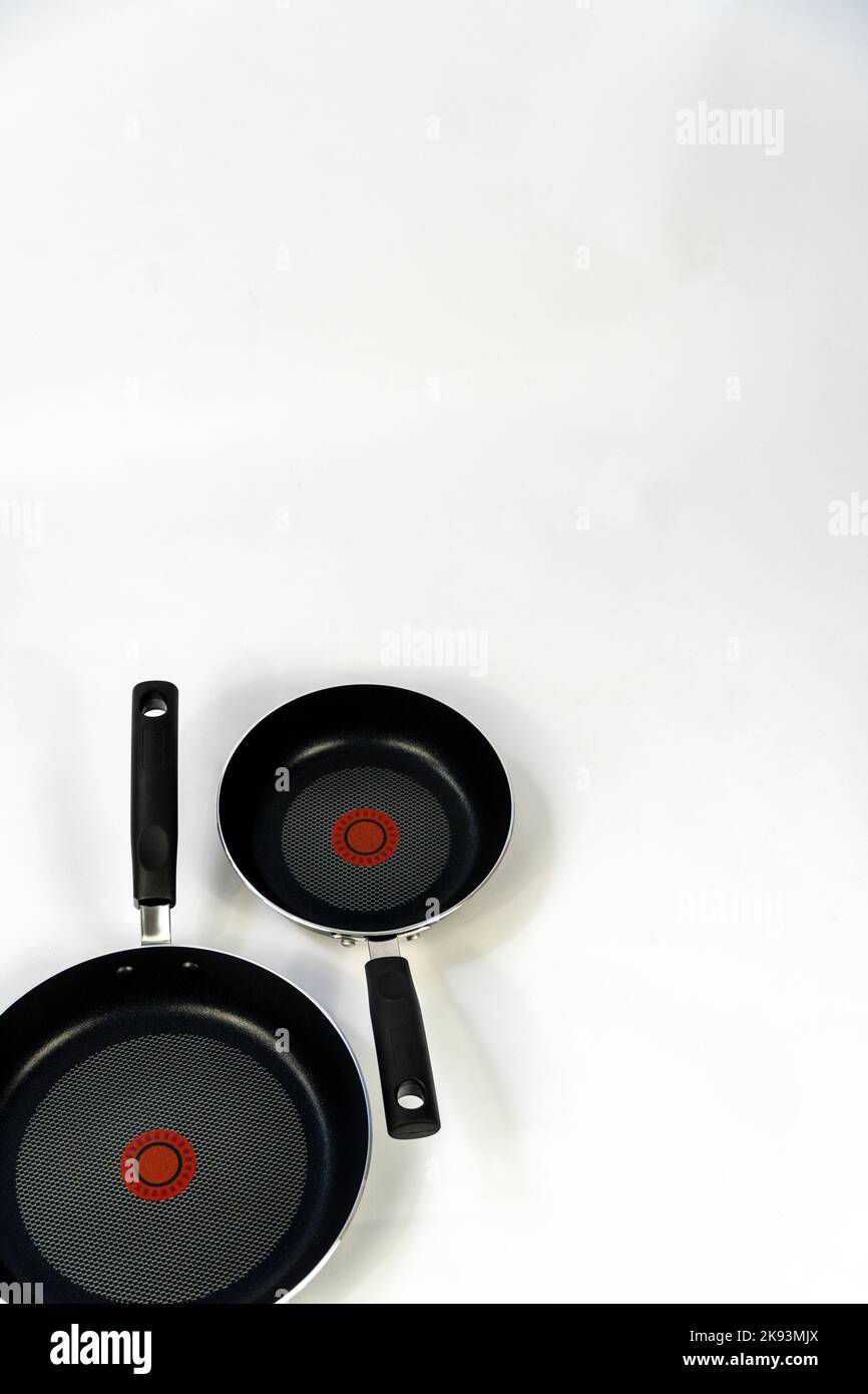 pentole in teflon, teflon nero su fondo bianco, manici in plastica, messico Foto Stock