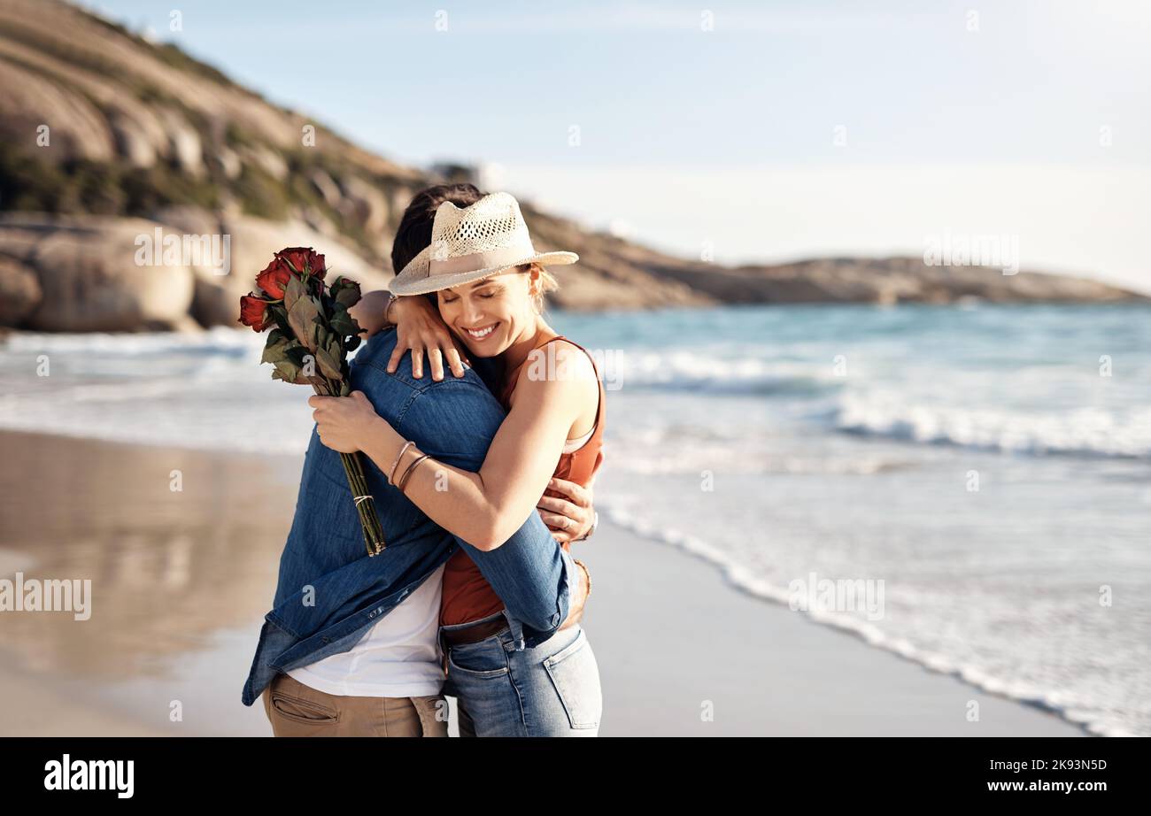 La spiaggia è un posto magico, una coppia di mezza età che trascorre la giornata in spiaggia. Foto Stock