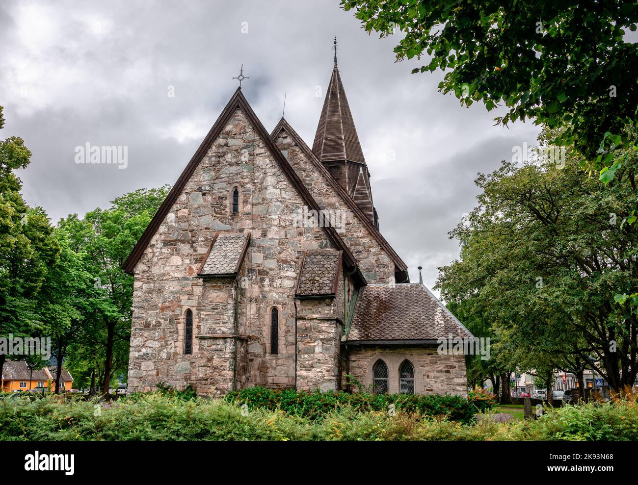 Voss Chiesa nel villaggio di Vossevangen (o Voss), nella contea di Vestland, Norvegia. Questa chiesa grigia in pietra fu costruita nel 1277 su un lungo progetto. Foto Stock