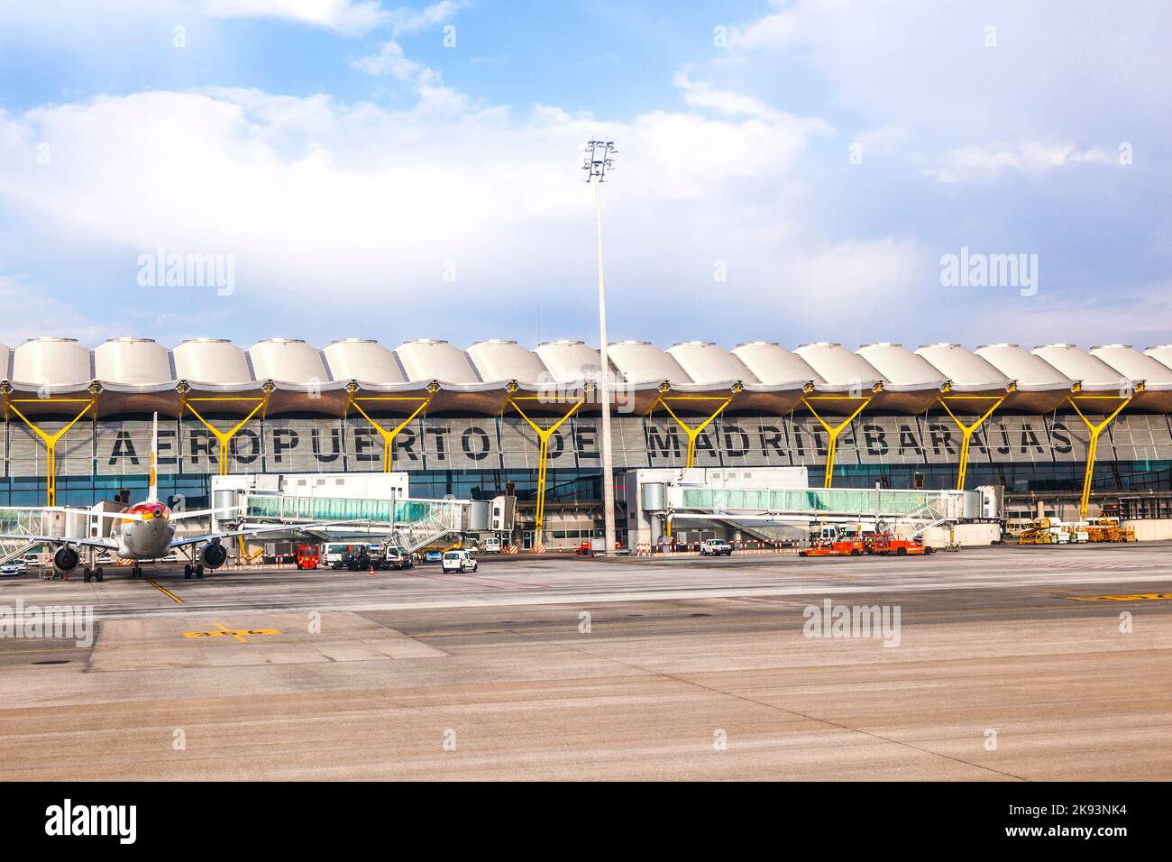 MADRID, SPAGNA - 1 APRILE: Parco degli aeromobili al Terminal 4 dell'aeroporto di Barajay il 1 2012 aprile a Madrid, Spagna. Nel 2010, più di 49,8 milioni di passeggeri utilizzano Foto Stock