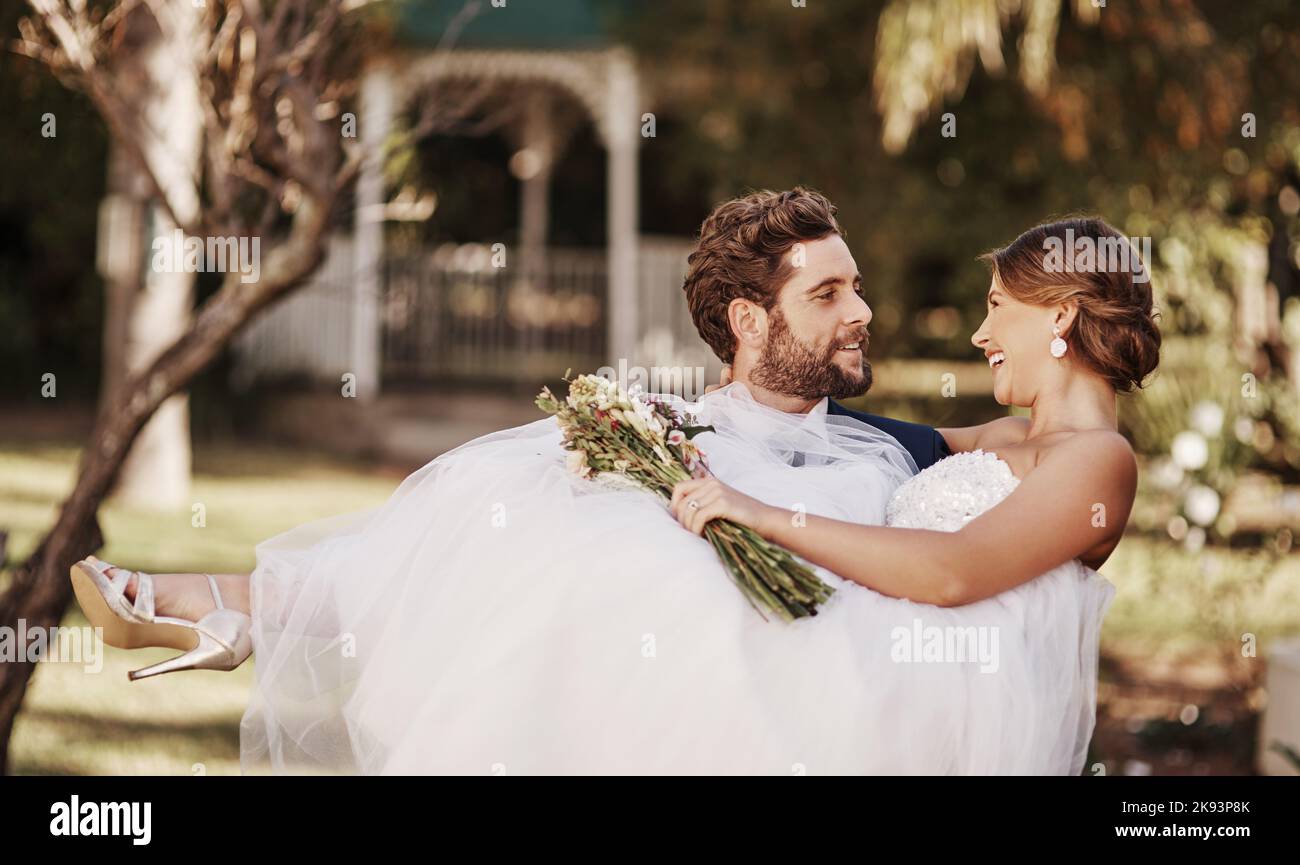 sposa e sposo a piedi nel il parco con coriandoli su loro nozze giorno.  sposa e sposo Tenere mano unito nel amore e impegno, ai generato 25500680  Stock Photo su Vecteezy