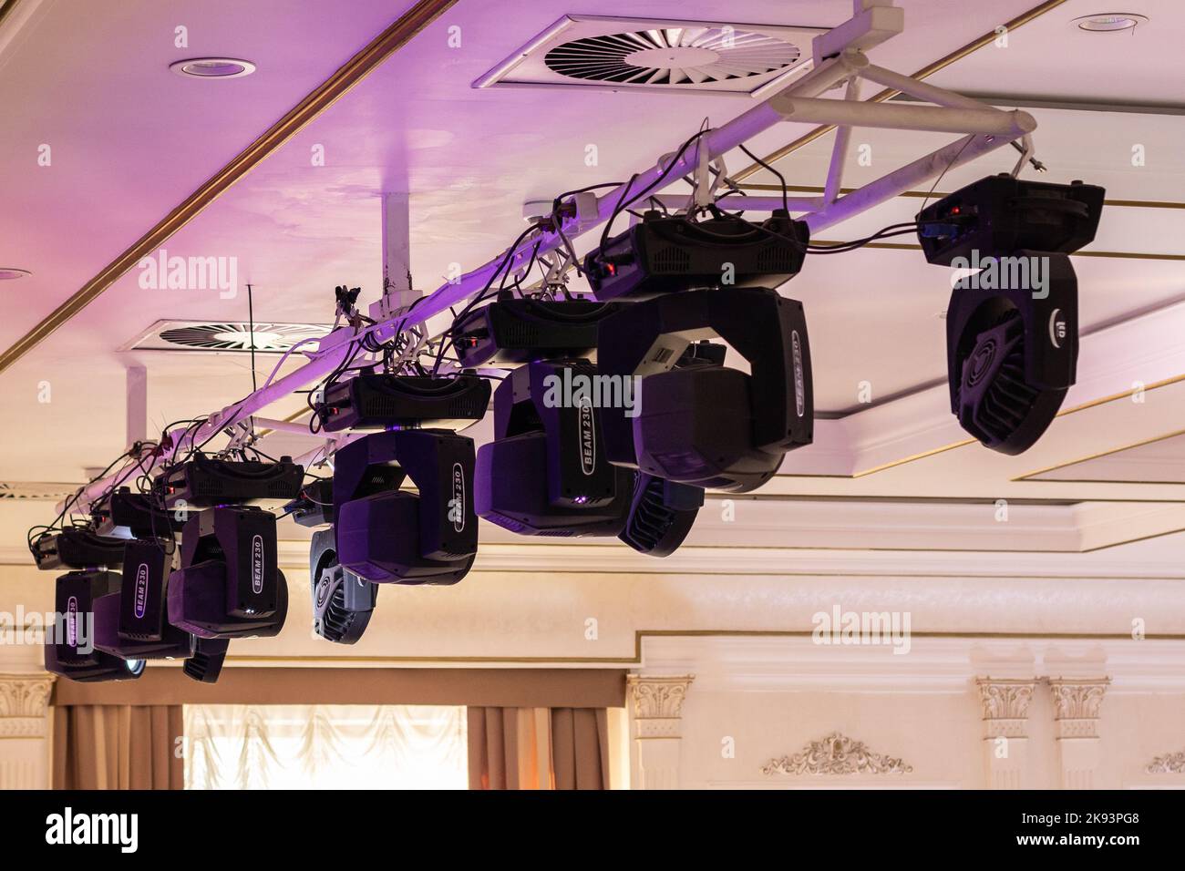 Sistema di illuminazione di varie teste luminose appese alla fattoria sotto il soffitto nella sala eventi Foto Stock