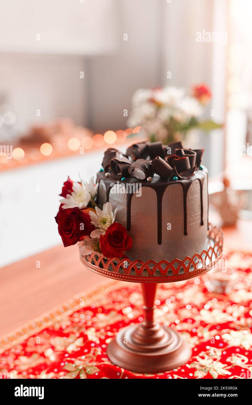 Venite per la sposa e lo sposo per la torta. Una torta su un tavolo a un ricevimento di nozze. Foto Stock