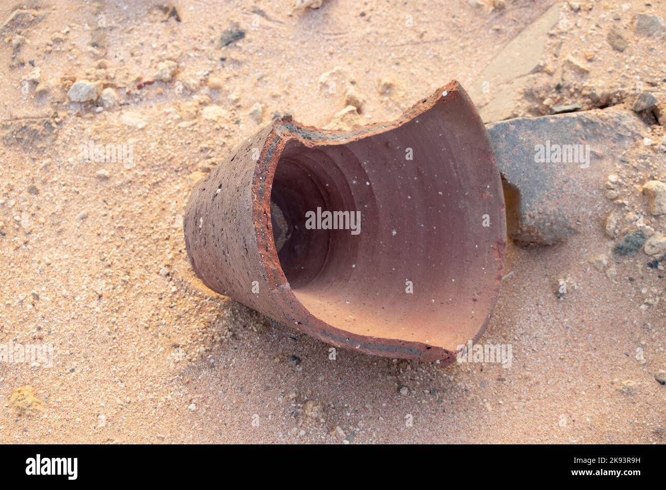 vaso di creta rotto giace sulla sabbia Foto Stock