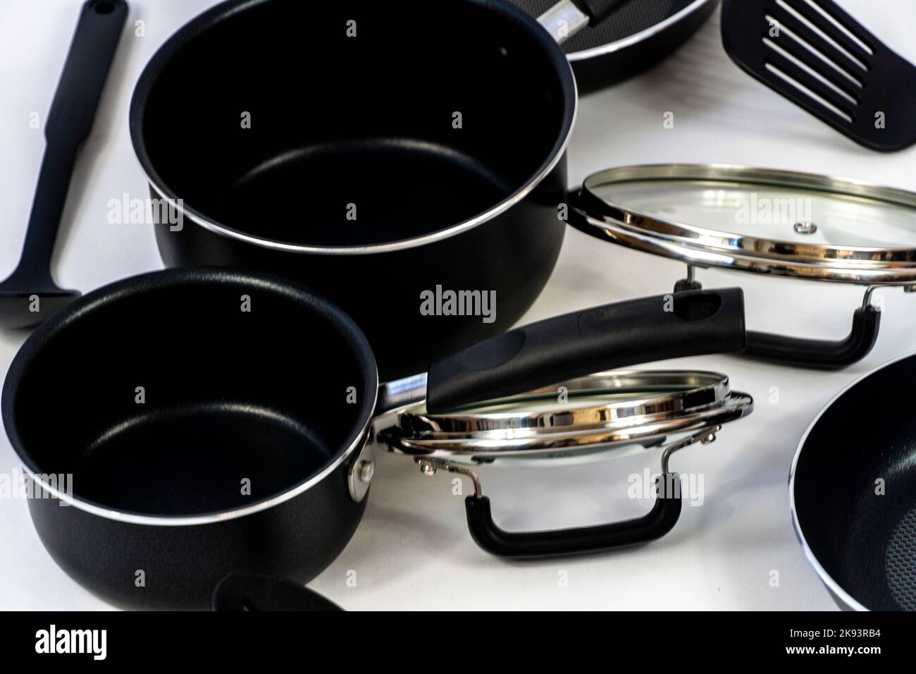 set di utensili da cucina, set da pranzo in acciaio isolato su sfondo bianco, set di utensili da cucina in metallo nero Foto Stock