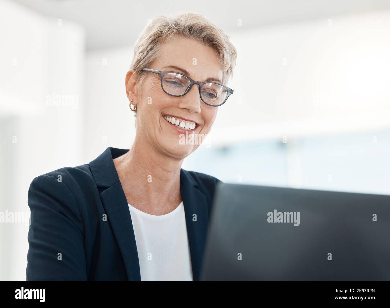 Laptop, gestione e progettazione con un CEO, manager o capo di una donna che lavora a un progetto nel suo ufficio. Computer, creativo e digitando con un maturo Foto Stock