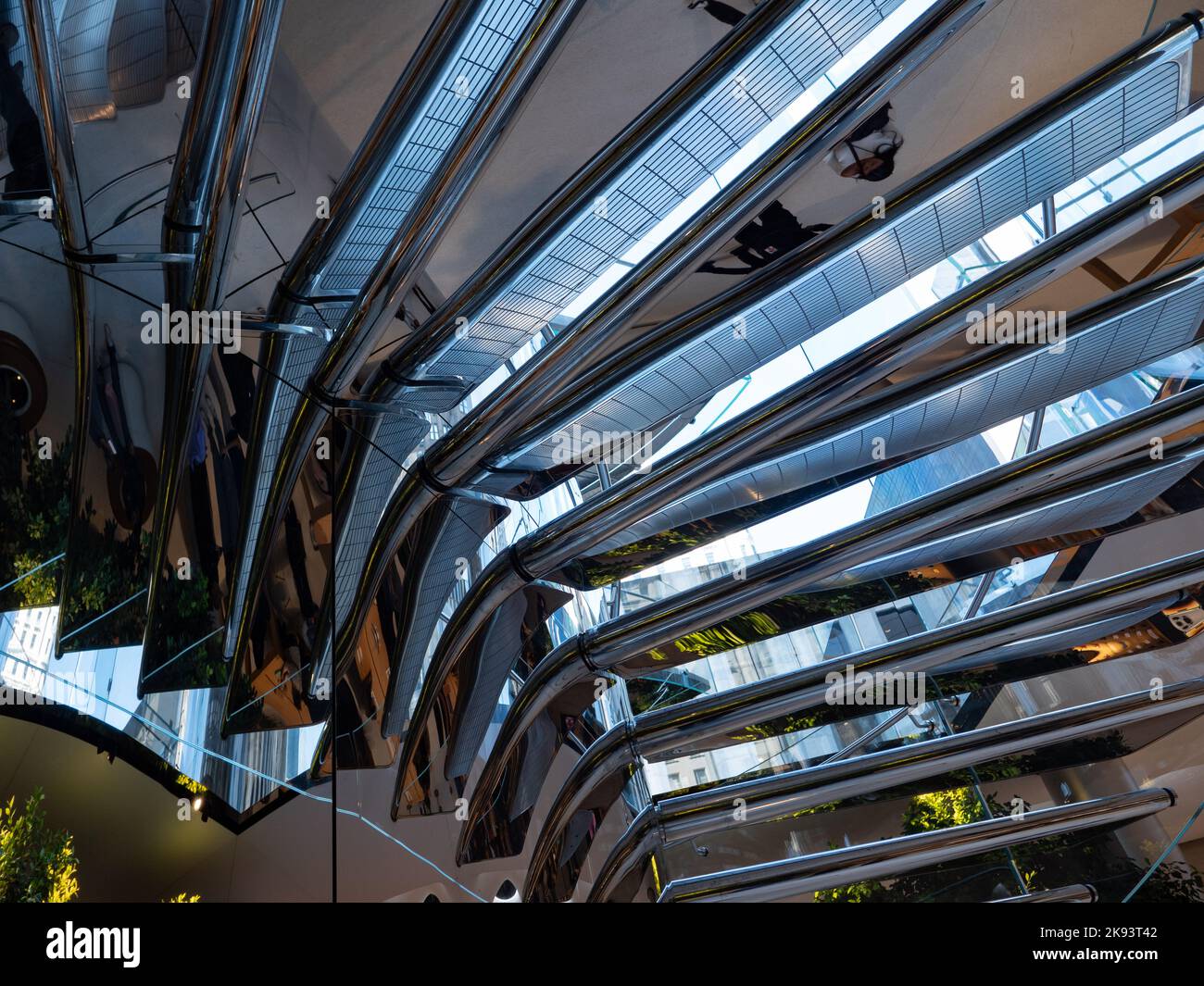 La scala a chiocciola presso il Fifth Avenue Apple Store, il fiore all'occhiello di New York City. Foto di Francis Specker Foto Stock