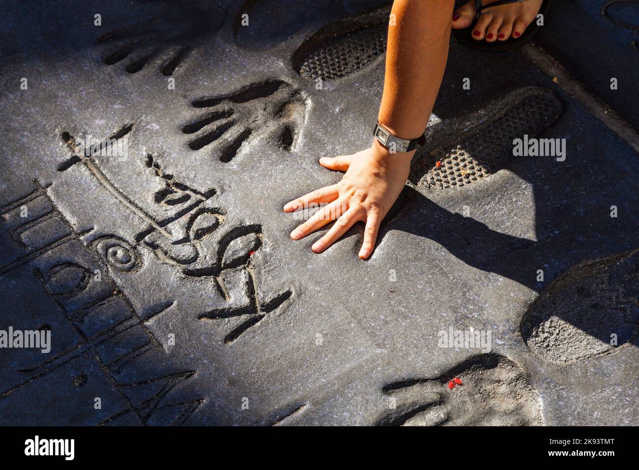 LOS ANGELES - 26 GIUGNO: Fan mette mano nelle impronte delle stelle della saga al crepuscolo il 26,2012 giugno a Los Angeles. Ci sono quasi 200 impronte di celebrità io Foto Stock