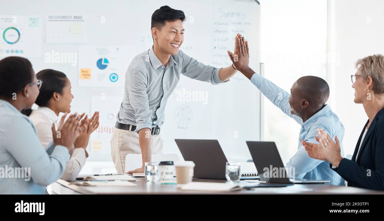 Alto cinque, motivazione e successo con un team in un incontro per la pianificazione, la strategia e la formazione insieme. Supporto, lavoro di squadra e partnership con un Foto Stock