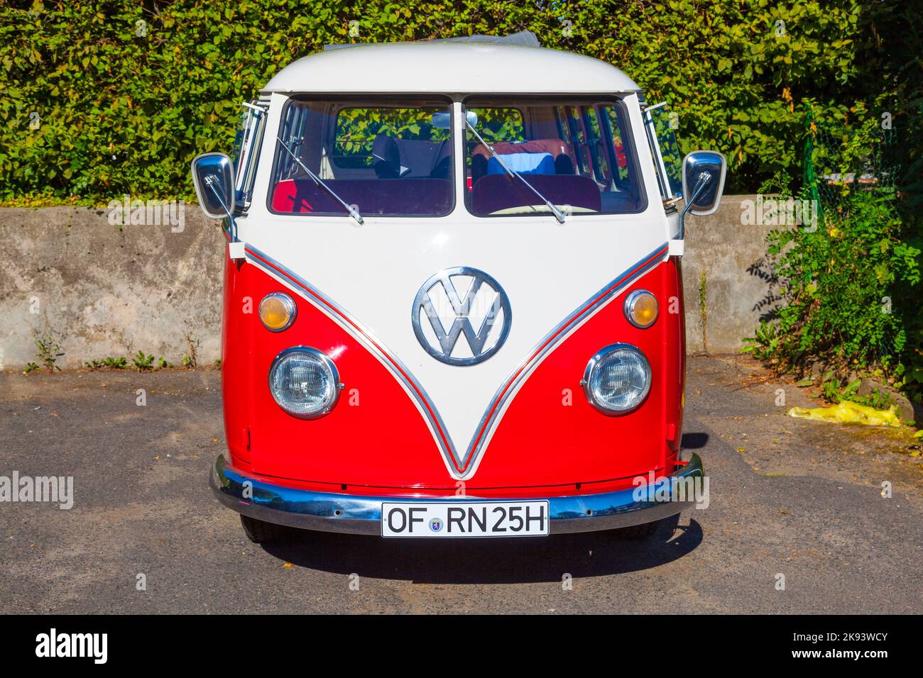 STEINBACH, GERMANIA, AGOSTO 18: Bella restaurata VW Bully il 18,2012 agosto a Steinbach, Germania. La produzione del tipo T1 (VW BULLY) è iniziata nel 1950 a Wolf Foto Stock