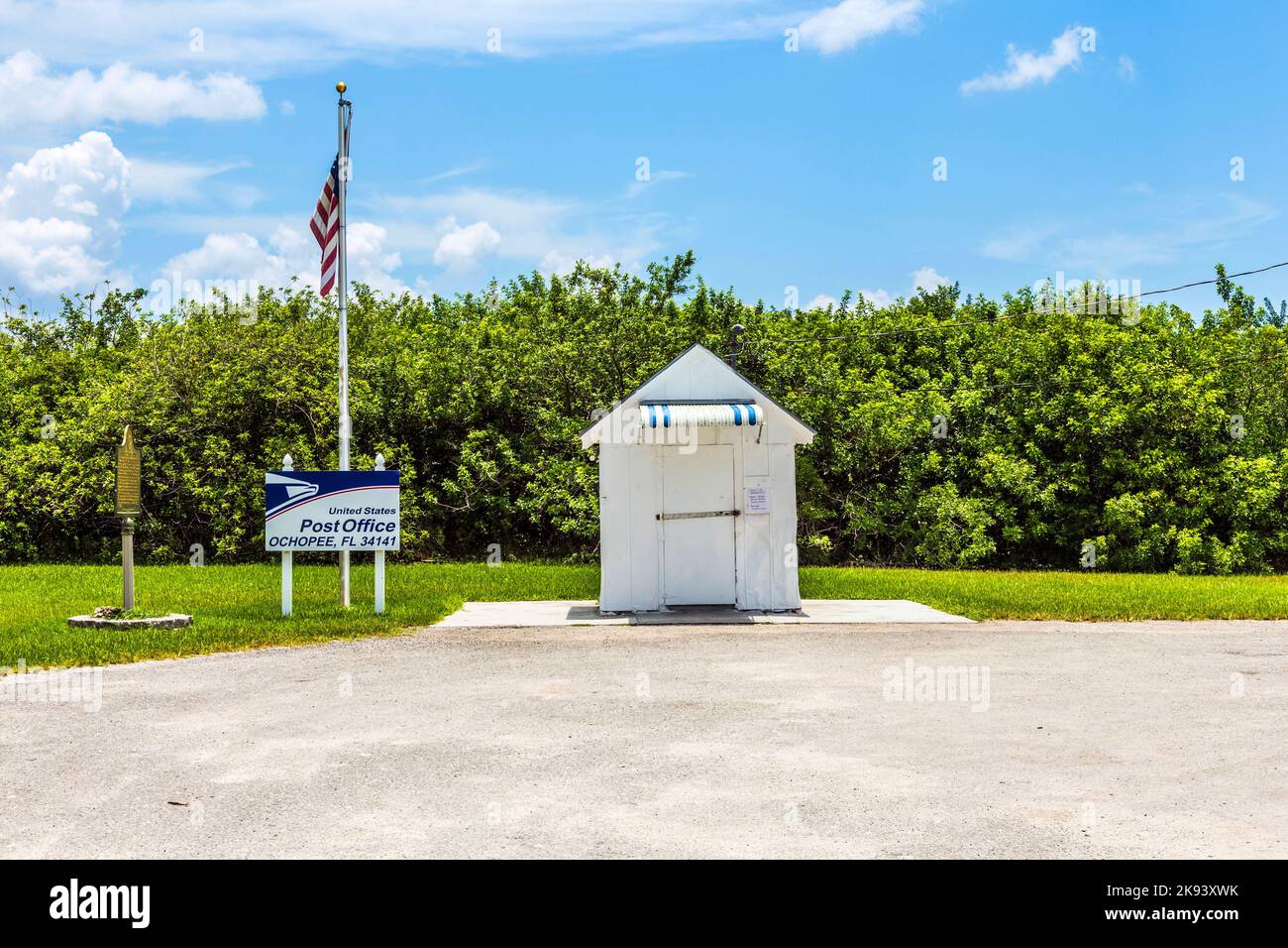 Ochopee, USA - 27 luglio 2013: Il più piccolo ufficio postale degli Stati Uniti a Ochopee, USA. Questo edificio di 7x8 metri di dimensioni armadio era un'irrigazione Foto Stock