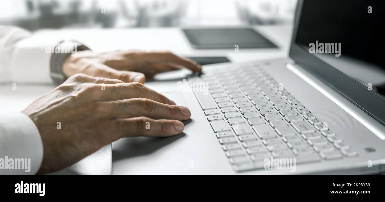 una persona in viaggio d'affari ha la possibilità di digitare sul computer portatile in un ufficio moderno e luminoso. banner con spazio per le copie Foto Stock