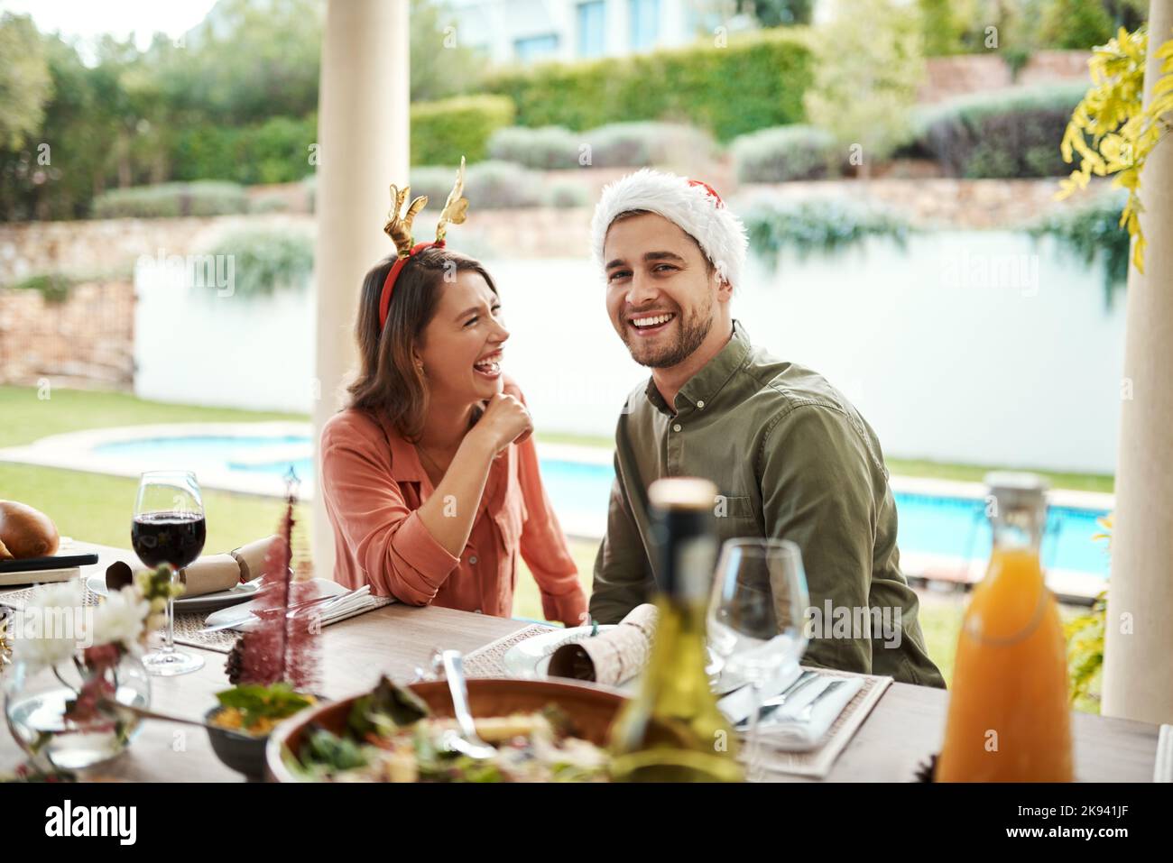 Non riesco a immaginare il Natale senza di lei. Una coppia seduta per un pasto il giorno di Natale. Foto Stock