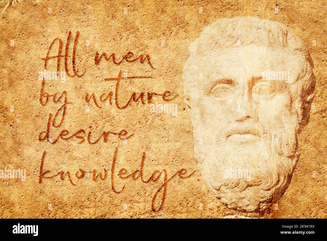 Tutti gli uomini per natura desiderio conoscenza - famosa citazione del filosofo greco antico Aristotele scritto su muro di pietra con rilievo scolpito Foto Stock