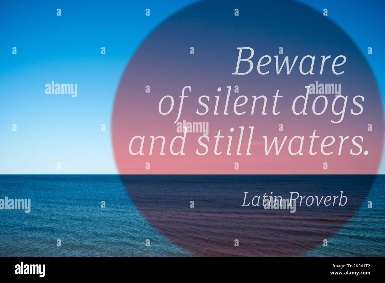 Attenzione ai cani silenziosi e alle acque tranquille - antico Proverbo latino stampato sulla foto con il tranquillo paesaggio marino Foto Stock