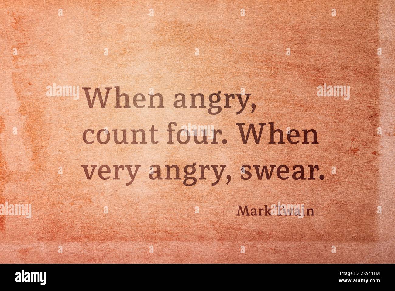 Quando arrabbiato, conta quattro. Quando molto arrabbiato, giuro - famoso scrittore americano Mark Twain citazione stampata su carta grunge vintage Foto Stock