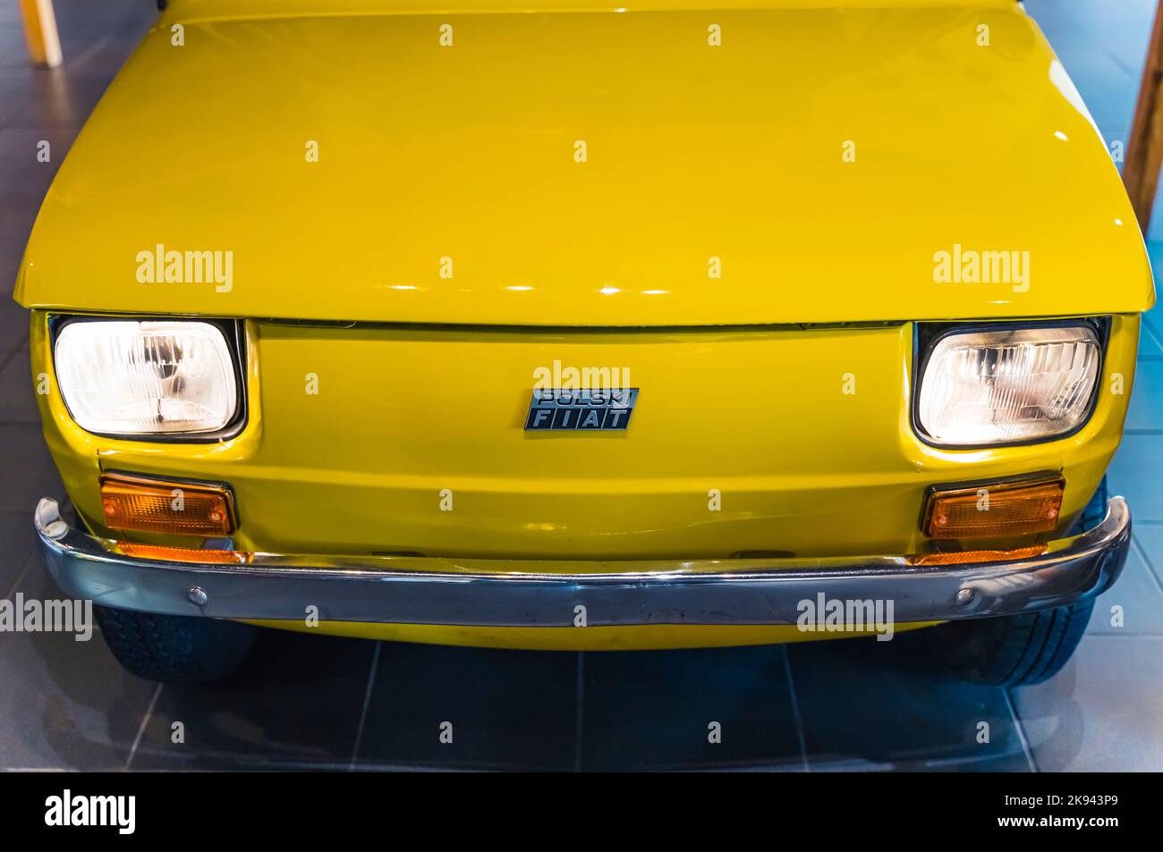 10.20.2022 Varsavia, Polonia. Primo piano ripresa interna della cappa della famosa Fiat 126p classica gialla calda e luminosa - tipo 126. Motore posteriore, quattro passeggeri, auto di città fabbricata nel XX secolo. Foto di alta qualità Foto Stock