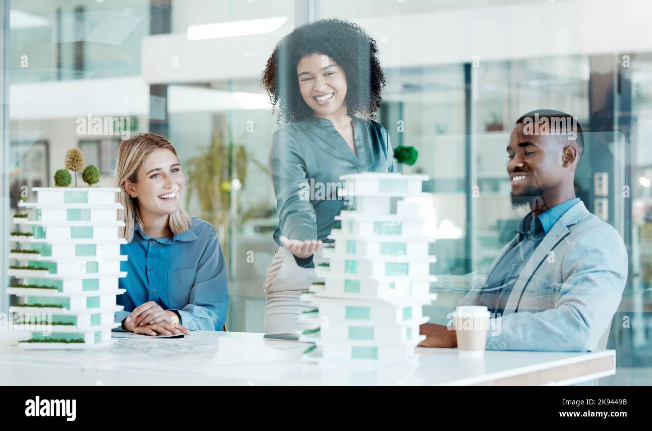 Architetto, riunione e pianificazione con un team al lavoro nel proprio ufficio per la progettazione o la costruzione. Lavoro di squadra, modello e collaborazione con un'architettura Foto Stock