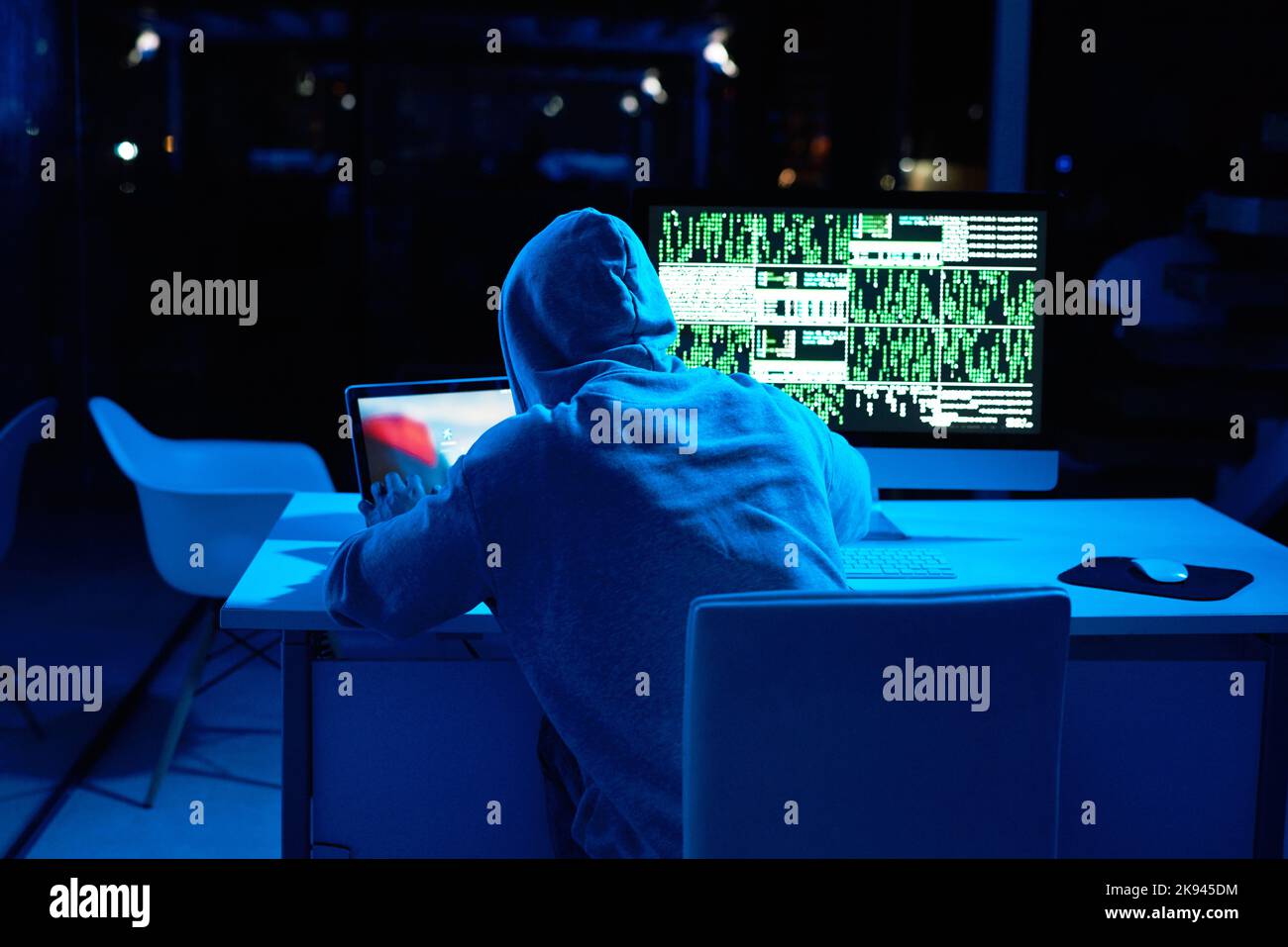 Preparati a scatenare un altro attacco informatico. Ripresa da un hacker maschio che ha scricchiollato un codice del computer al buio. Foto Stock