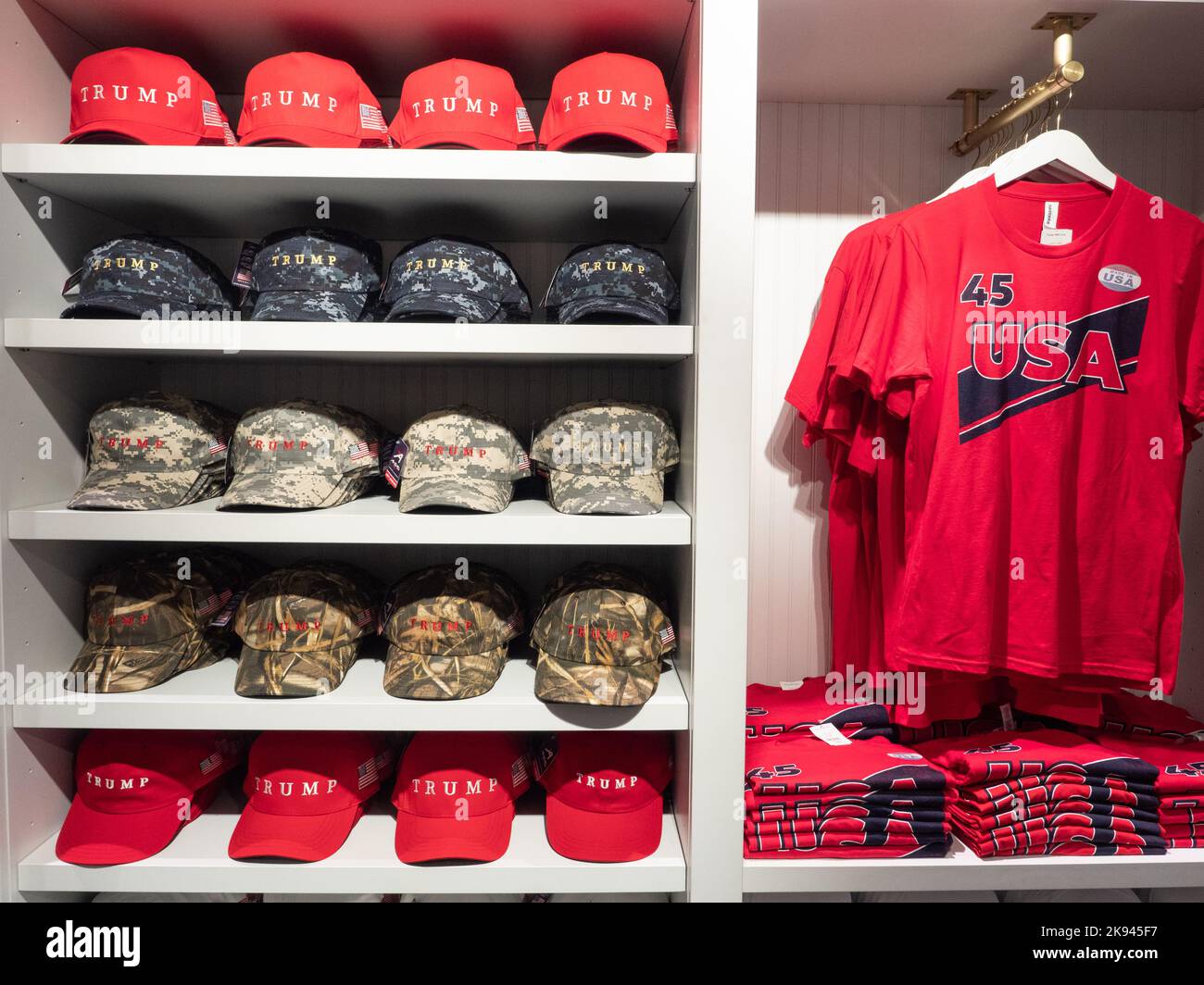 Make America Great Again (MAGA) cappellini al Trump Store della Trump Tower di New York. Foto di Francis Specker Foto Stock