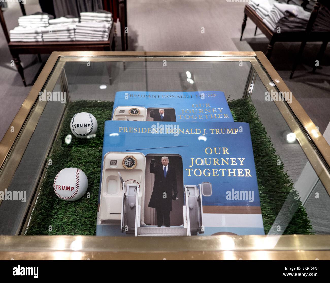 Il nostro libro fotografico Journey Together al Trump Store alla Trump Tower a New York City. Foto di Francis Specker Foto Stock