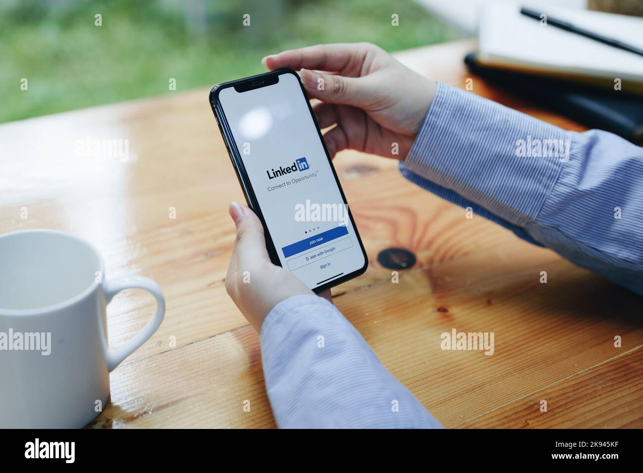 CHIANG mai, THAILANDIA - JAN 30 2022 : OnePlus 6 con applicazione LinkedIn sullo schermo. LinkedIn è un servizio di social networking orientato alle aziende Foto Stock
