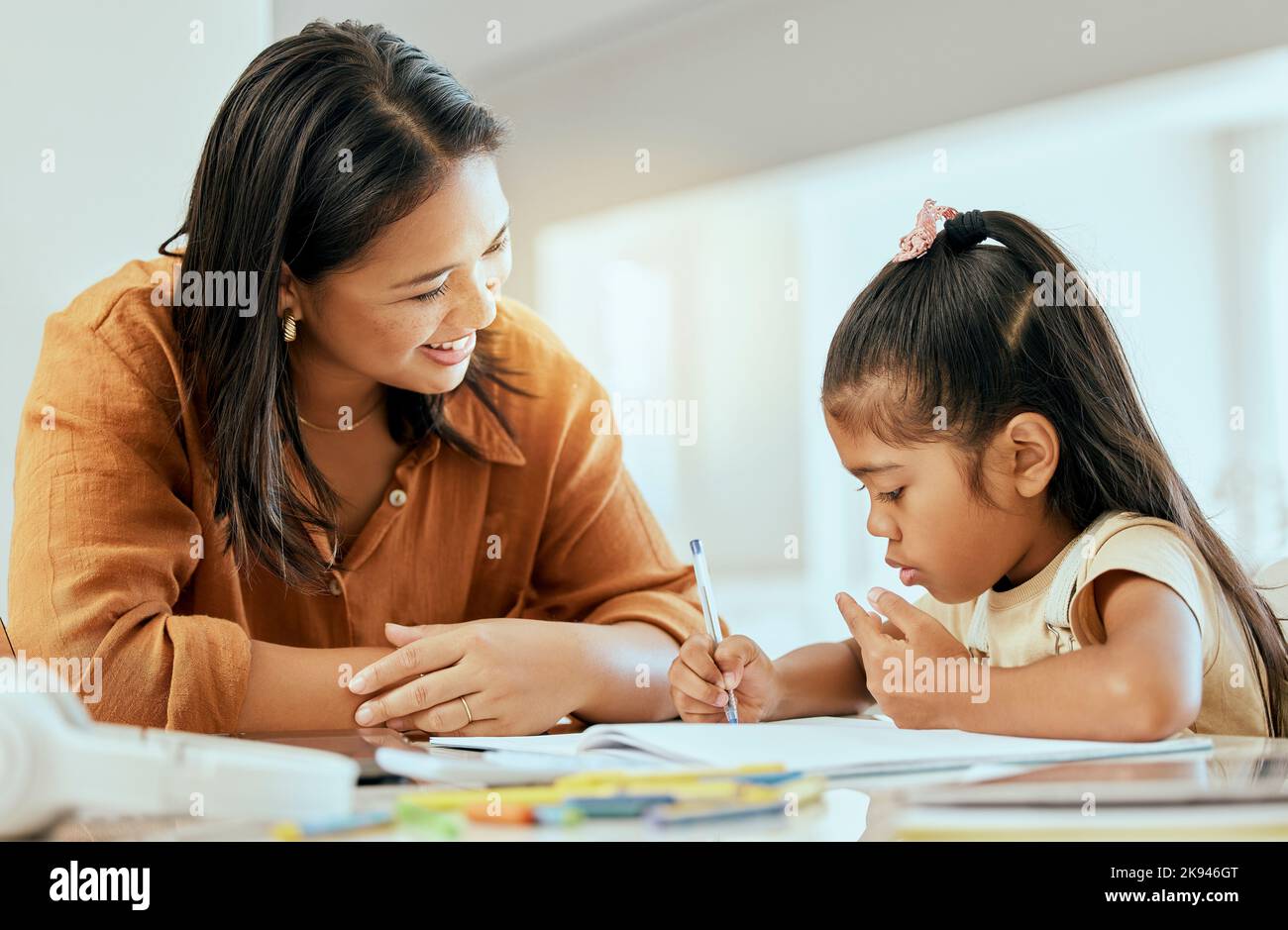 Scuola di casa ragazza, madre e l'istruzione, l'apprendimento e lo studio, la scrittura di libri e disegno in casa Colombia. Lo sviluppo dei giovani studenti, la crescita dei bambini e. Foto Stock