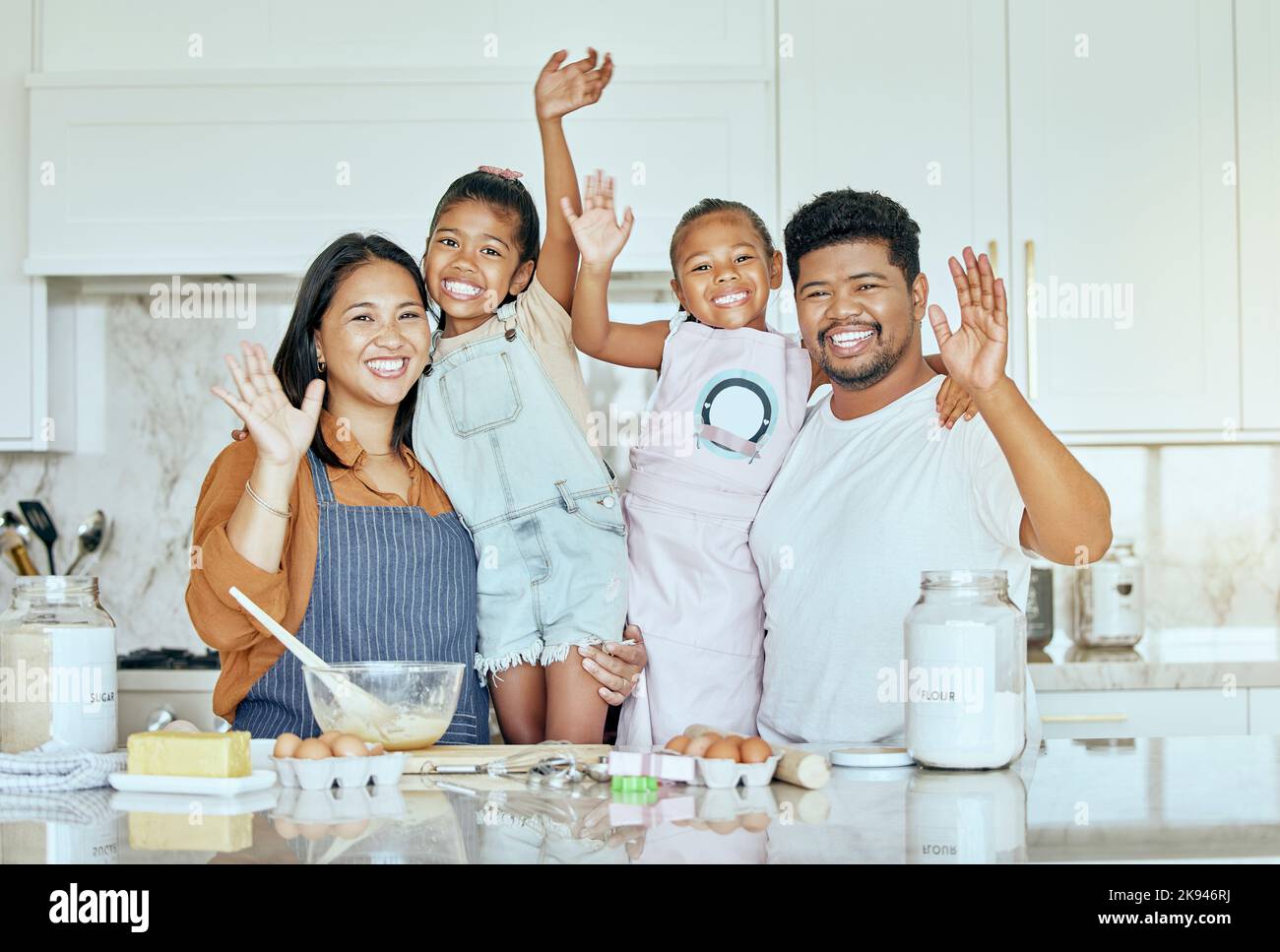 Famiglia, amore e cottura insieme in cucina con sorriso, felice e ondulazione con ingredienti sul bancone o tavolo. Ritratto di bambina, madre e padre Foto Stock