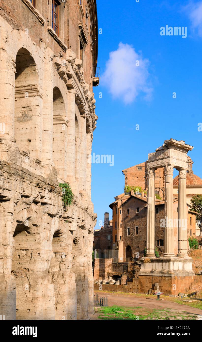 Il Teatro di Marcello in Italia, il più grande teatro all'aperto dell'antica Roma. A destra le rovine del Tempio di Apollo Sosiano. Foto Stock