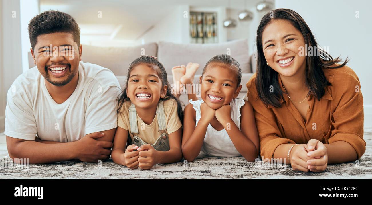 Felice famiglia, relax e ritratto sul tappeto di casa con bambini filippini giovani e allegri. Figlia, madre e padre sorridono sul pavimento insieme con Foto Stock