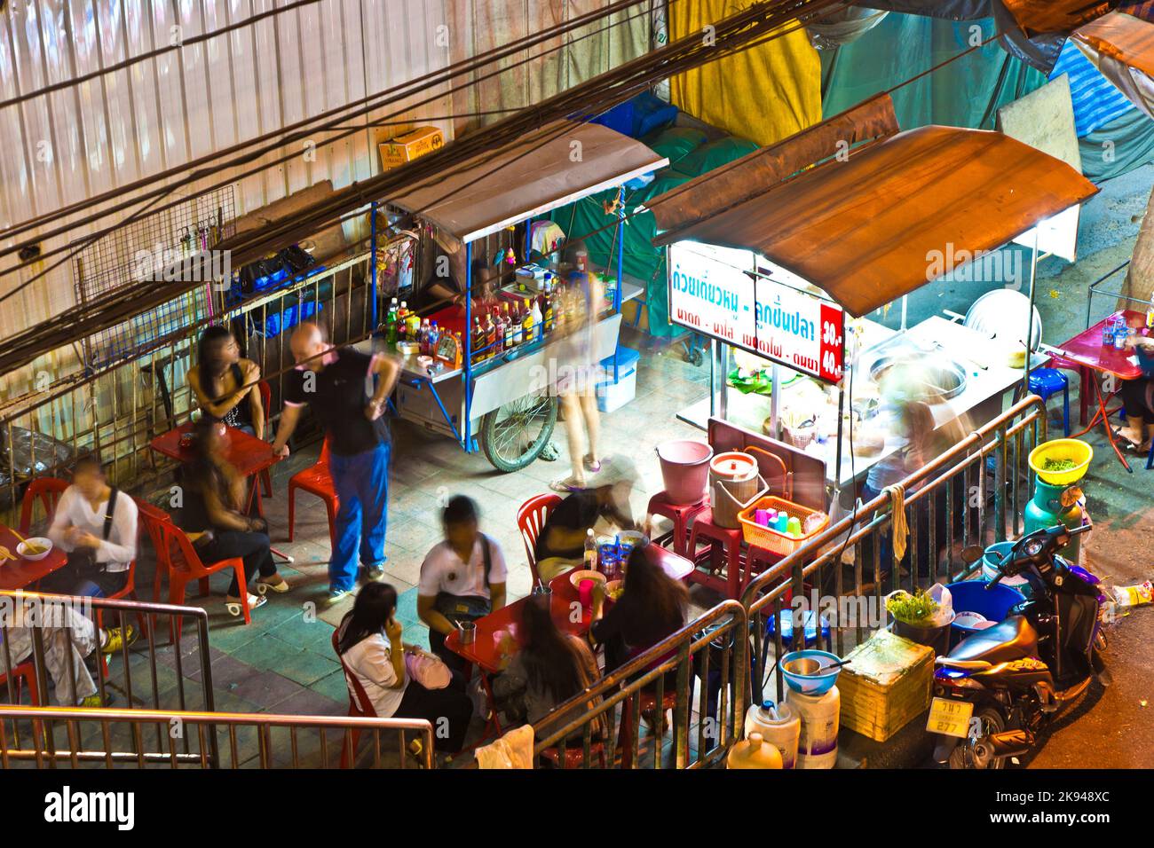Bangkok, Thailandia - 21 dicembre 2009: Le persone si siedono fuori sul paveway presso la Foodstand e hanno i loro pasti a Bangkok, Thailandia. Il Sukhumvit r Foto Stock