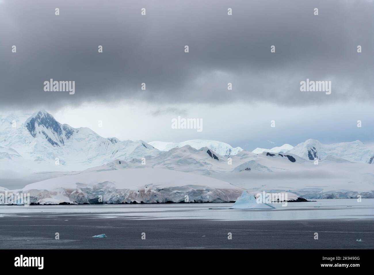 luce soffusa su neve e ghiaccio isole coperte e cime. penisola antartica. antartide Foto Stock