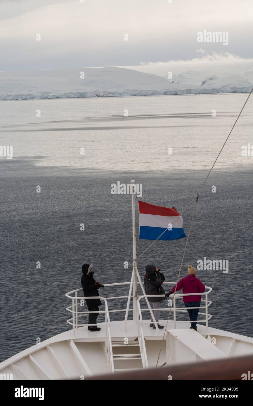 Passeggeri a prua della nave da crociera "Prinsendam" HAL con bandiera olandese. penisola antartica. antartide Foto Stock