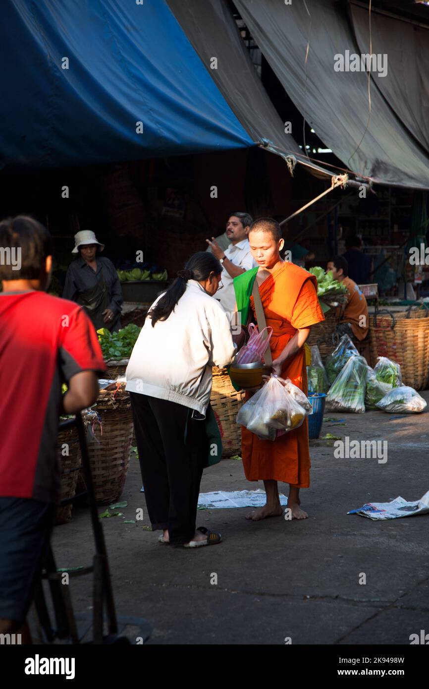 BANGKOK, THAILANDIA - 23 dicembre: Le persone donano cibo al monaco il 23,2009 dicembre a Bangkok, Thailandia. Mendicant Monks vita da donazioni dal p Foto Stock