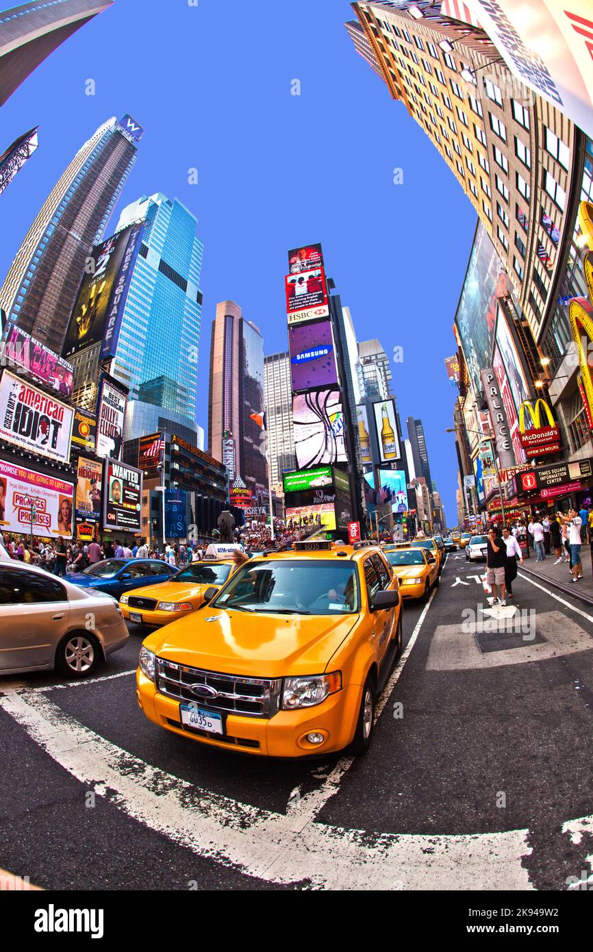 New York, USA - 8 luglio 2010: Taxi alla luce del pomeriggio a Times Square, con teatri di Broadway e un enorme numero di cartelli a LED. Time Square Foto Stock