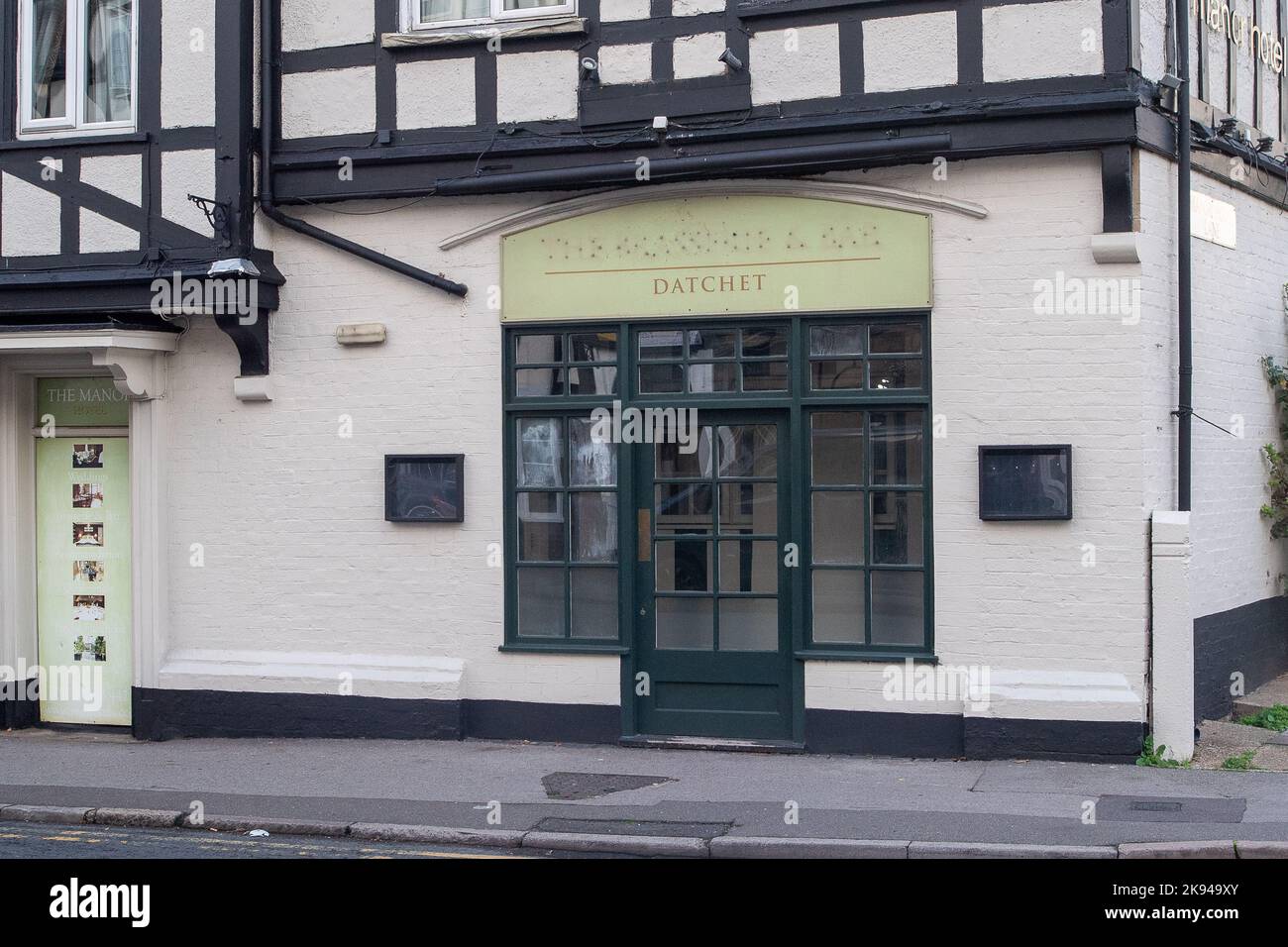 Datchet, Berkshire, Regno Unito. 26th ottobre 2022. Il Manor Hotel di proprietà DI MG Hotel nel villaggio di Datchet è ora chiuso al pubblico in quanto viene utilizzato per ospitare richiedenti asilo da parte del Home Office. Suella Braverman, la nuova Segretaria domestica, ha la missione di fare qualcosa per il massiccio costo finanziario dei richiedenti asilo negli alberghi. Il Royal Borough di Windsor e Maidenhead stanno valutando la possibilità di intraprendere un'azione legale contro l'ufficio domestico, poiché il Borough sta accogliendo 500 richiedenti asilo. Questo rappresenta il 1,6 per cento della popolazione migrante nel Regno Unito di almeno 30.000 persone Foto Stock