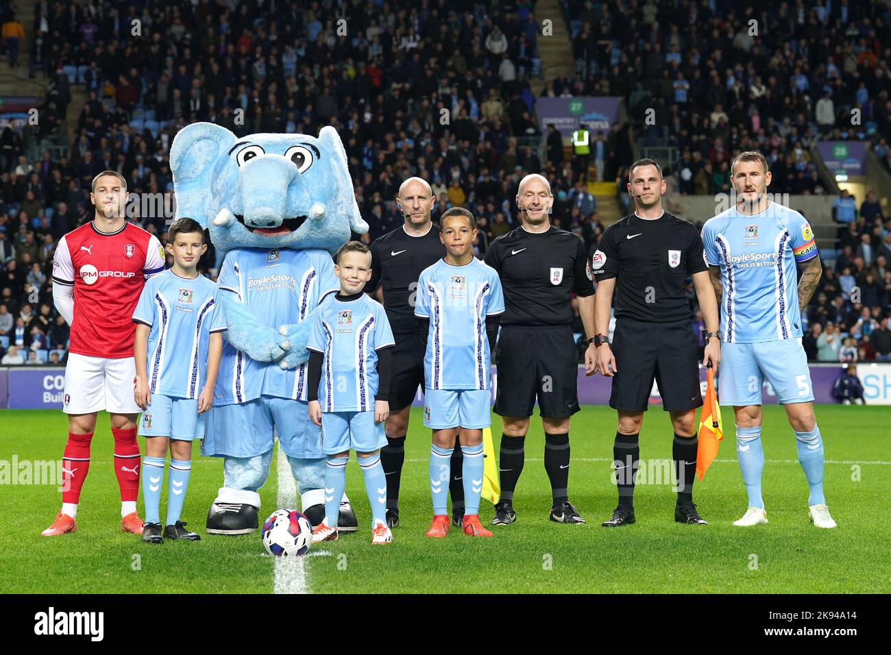 Ben Wiles di Rotherham United, Callum Doyle di Coventry City e le mascotte di Coventry City si posano per una foto con Sky Blue Sam durante la partita del campionato Sky Bet alla Coventry Building Society Arena di Coventry. Data immagine: Martedì 25 ottobre 2022. Foto Stock