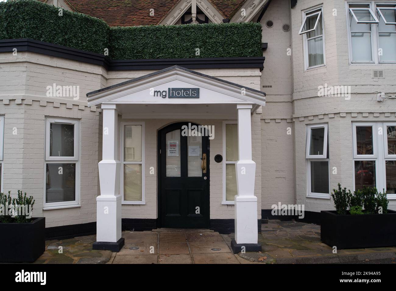 Datchet, Berkshire, Regno Unito. 26th ottobre 2022. Il Manor Hotel di proprietà DI MG Hotel nel villaggio di Datchet è ora chiuso al pubblico in quanto viene utilizzato per ospitare richiedenti asilo da parte del Home Office. Suella Braverman, la nuova Segretaria domestica, ha la missione di fare qualcosa per il massiccio costo finanziario dei richiedenti asilo negli alberghi. Il Royal Borough di Windsor e Maidenhead stanno valutando la possibilità di intraprendere un'azione legale contro l'ufficio domestico, poiché il Borough sta accogliendo 500 richiedenti asilo. Questo rappresenta il 1,6 per cento della popolazione migrante nel Regno Unito di almeno 30.000 persone Foto Stock