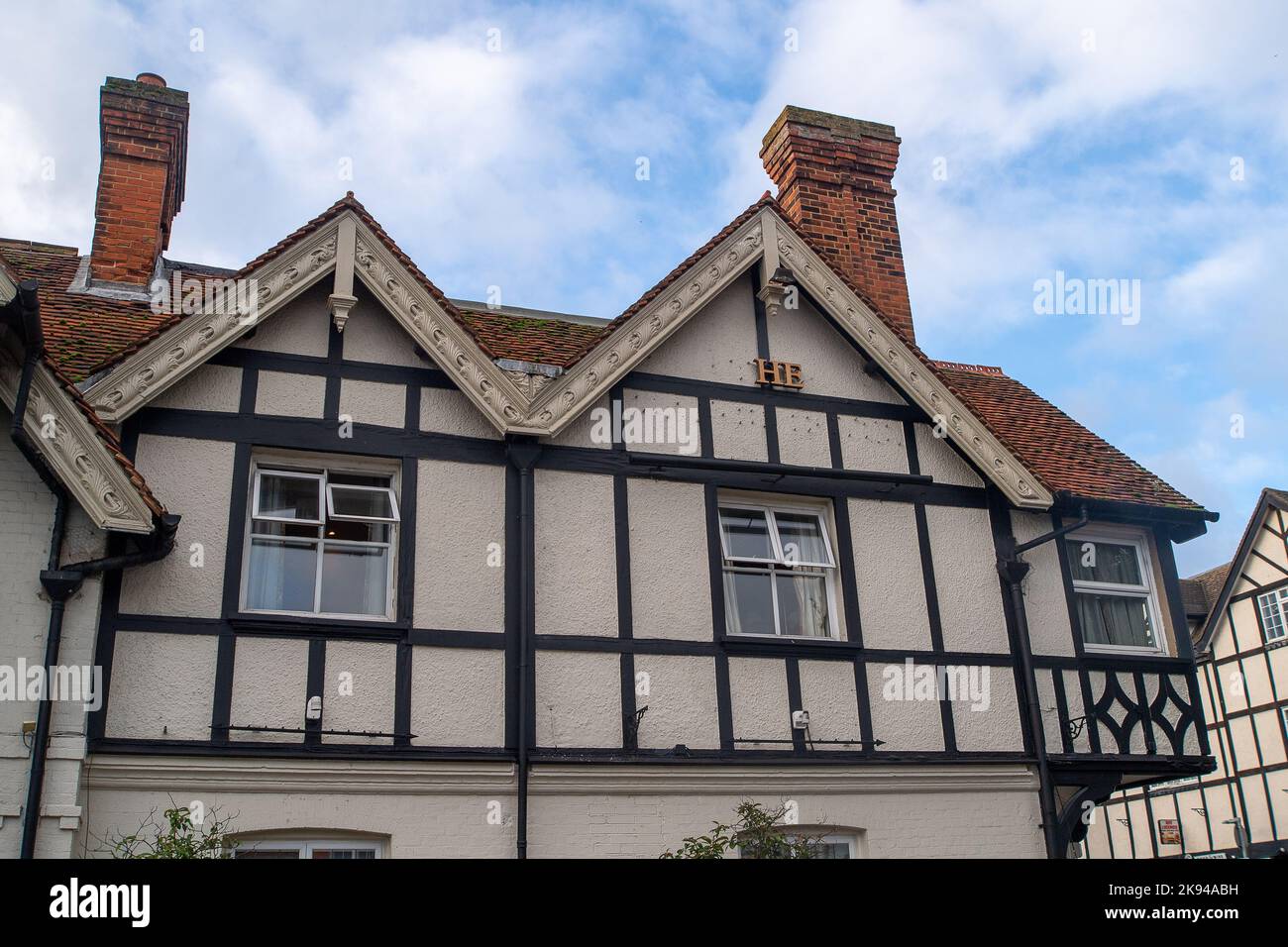 Datchet, Berkshire, Regno Unito. 26th ottobre 2022. Il Manor Hotel di proprietà DI MG Hotel nel villaggio di Datchet è ora chiuso al pubblico in quanto viene utilizzato per ospitare richiedenti asilo da parte del Home Office. Suella Braverman, la nuova Segretaria domestica, ha la missione di fare qualcosa per il massiccio costo finanziario dei richiedenti asilo negli alberghi. Il Royal Borough di Windsor e Maidenhead stanno valutando la possibilità di intraprendere un'azione legale contro l'ufficio domestico, poiché il Borough sta accogliendo 500 richiedenti asilo. Questo rappresenta il 1,6 per cento della popolazione migrante nel Regno Unito di almeno 30.000 persone Foto Stock