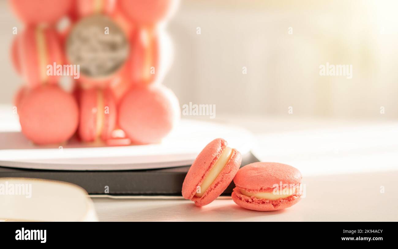 Torta di macaron rosa su base rotonda al sole Foto Stock