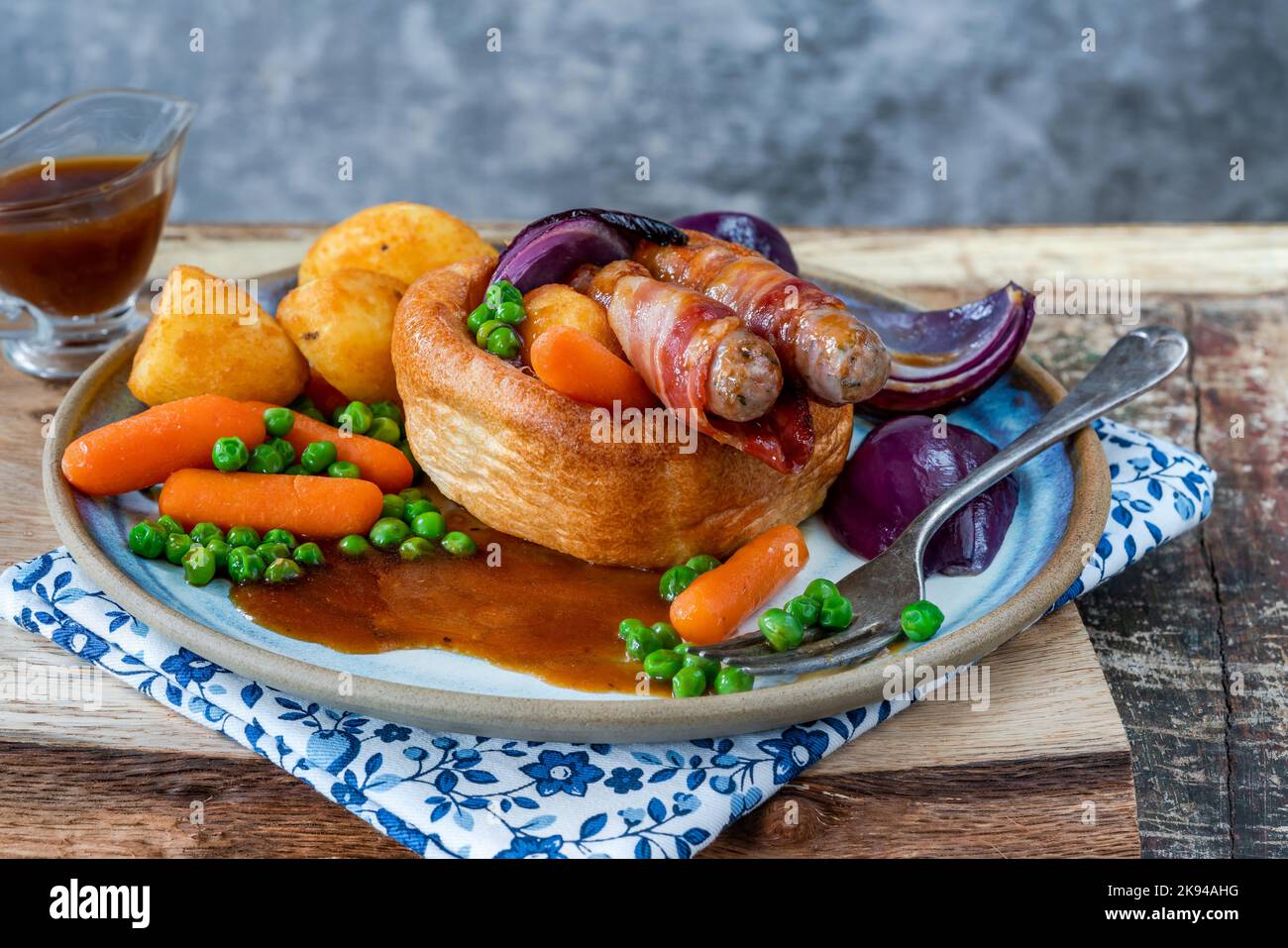 Toad nella buca con budino dello Yorkshire, salsicce e verdure Foto Stock